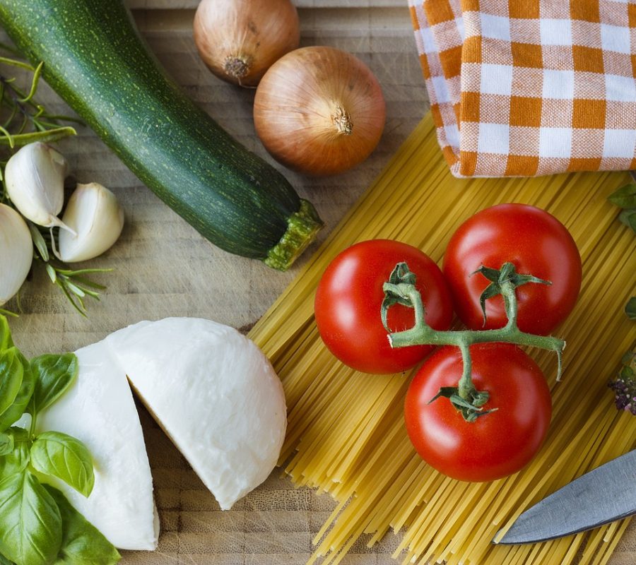 mozzarella, tomatoes, herbs-1575066.jpg